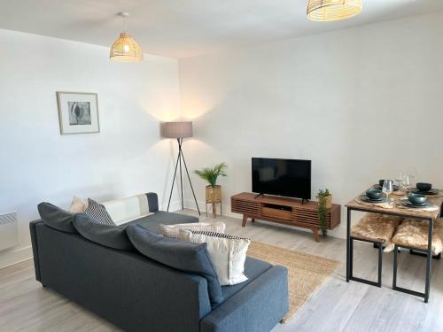 Basingstoke Apartment | 2 Bedroom Serviced Apartment with Free Parking, Wifi & Netflix, Basingstoke