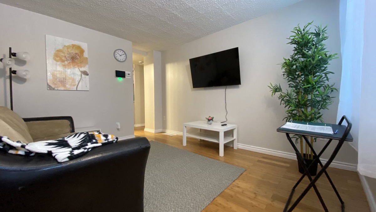 Winnipeg House | 2 Bedroom south end house with free parking and wifi