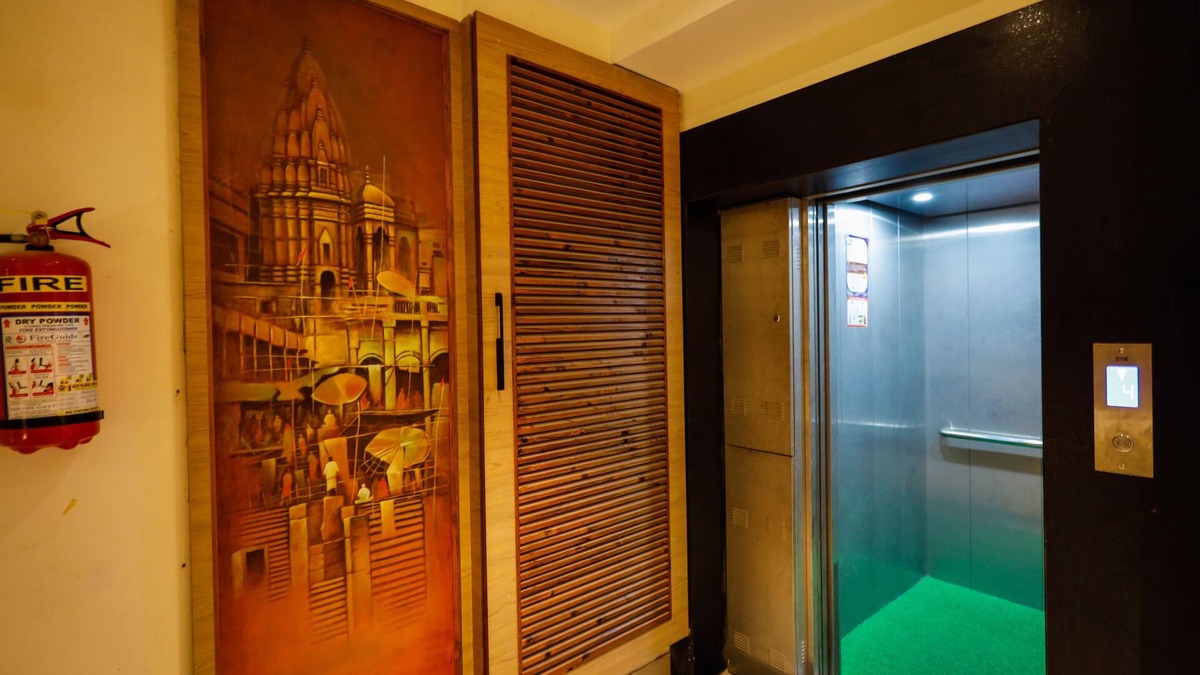 Mahmoorganj Apartment | 2-bedroom spacious apartment with large TV, AC, WiFi nr Kashi Vishwanath Temple