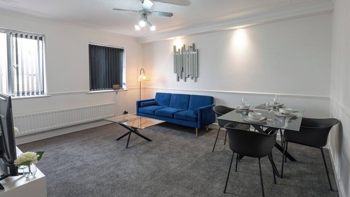 Stoke-on-Trent Apartment | 2-bedroom- Stoke-on-Trent-Sleeps 5-PetsOk