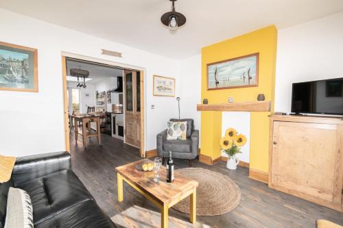 Titchfield House | 2-Bedroom Stylish, Cosy & Bright Cottage, Pet Friendly, Sleeps 5, Titchfield Village - by Blue Puffin Stays