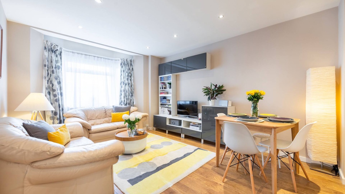 Southfields Apartment | 2 bedroom stylish flat: quiet area, good transport links