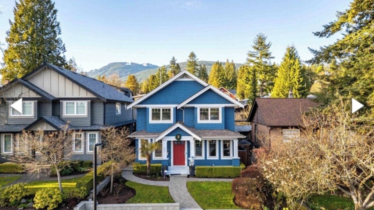 Upper Lonsdale House | 2 bedroom suite walking distance to LONSDALE ave and all the north shore !