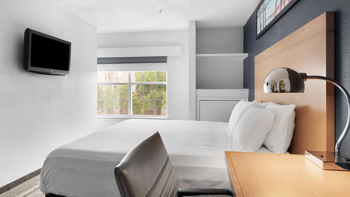 Gateway Apartment | 2 Bedroom Suite - Domain area with a pool