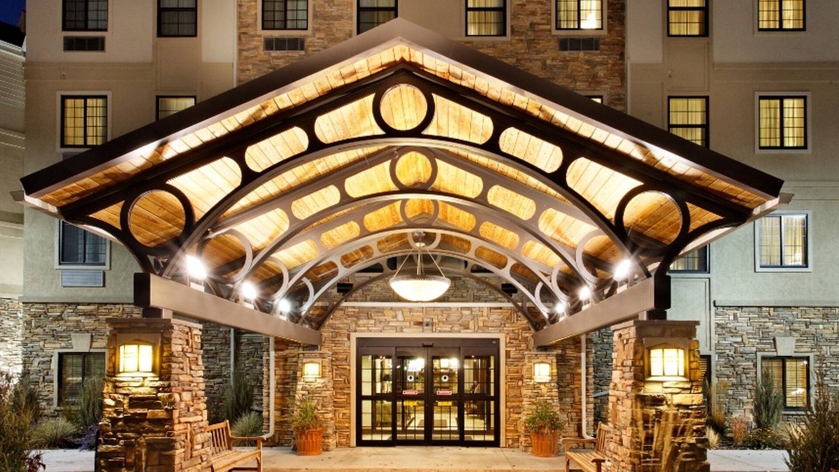Rossford Condo | 2 Bedroom Suite Near Toledo | Relaxing Retreat with Shared Indoor Pool + Free Breakfast!