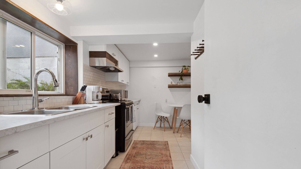 Cobble Hill Other | 2 Bedroom suite with hot tub! Minutes to local attractions, trails and dining