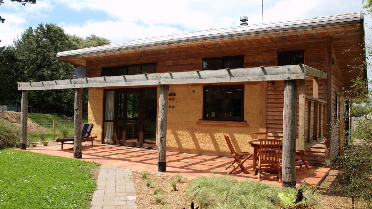 Leamington House | 2 bedroom sunlit house, minimum of 3 months.