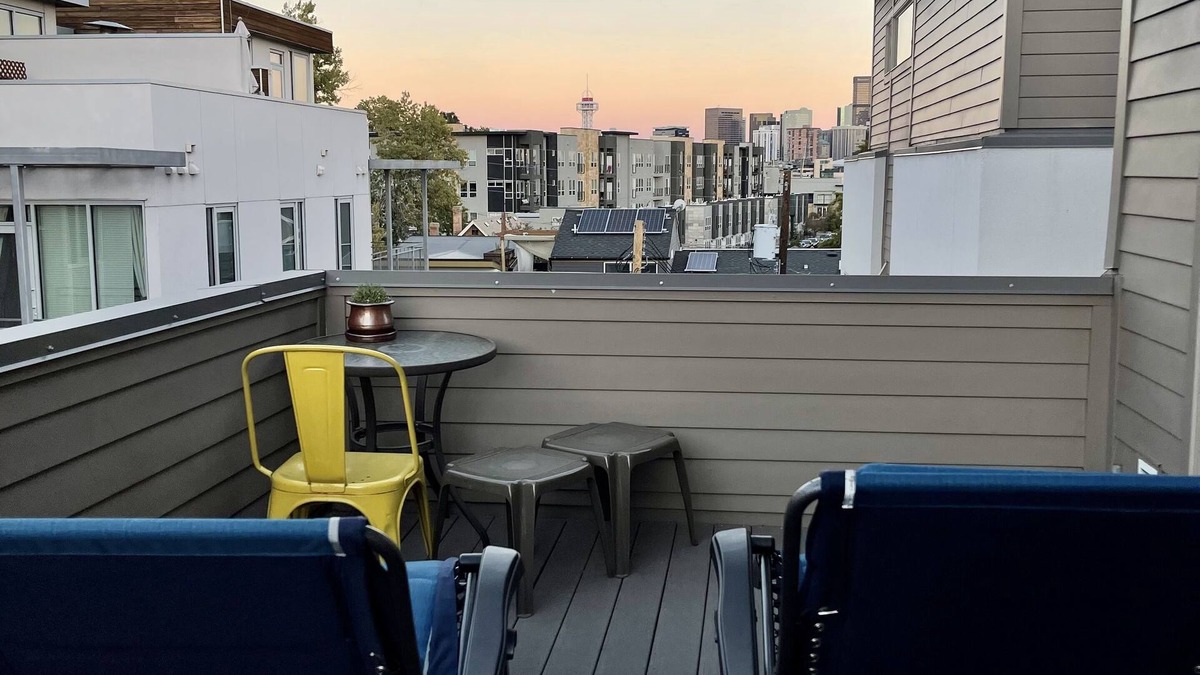Jefferson Park House | 2 bedroom townhome w fire place & rooftop deck.