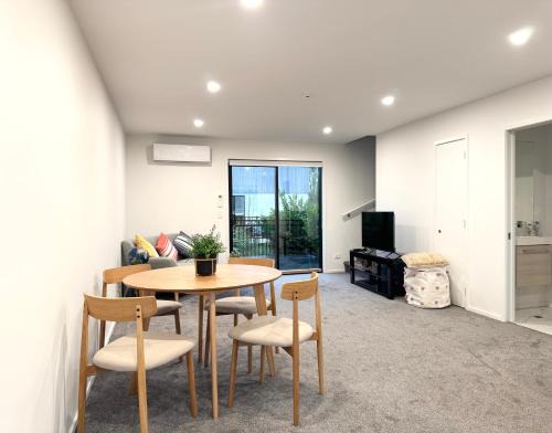 Saint Albans Apartment | 2 bedroom Townhouse in Merivale with free Carpark