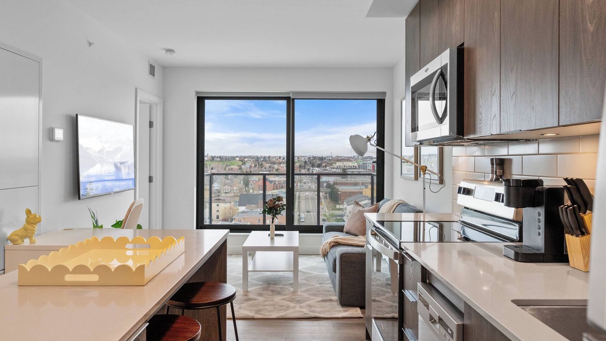 Crescent Heights Apartment | 2 Bedroom, Trendy Neighbourhood, Rooftop Patio, Underground Parking