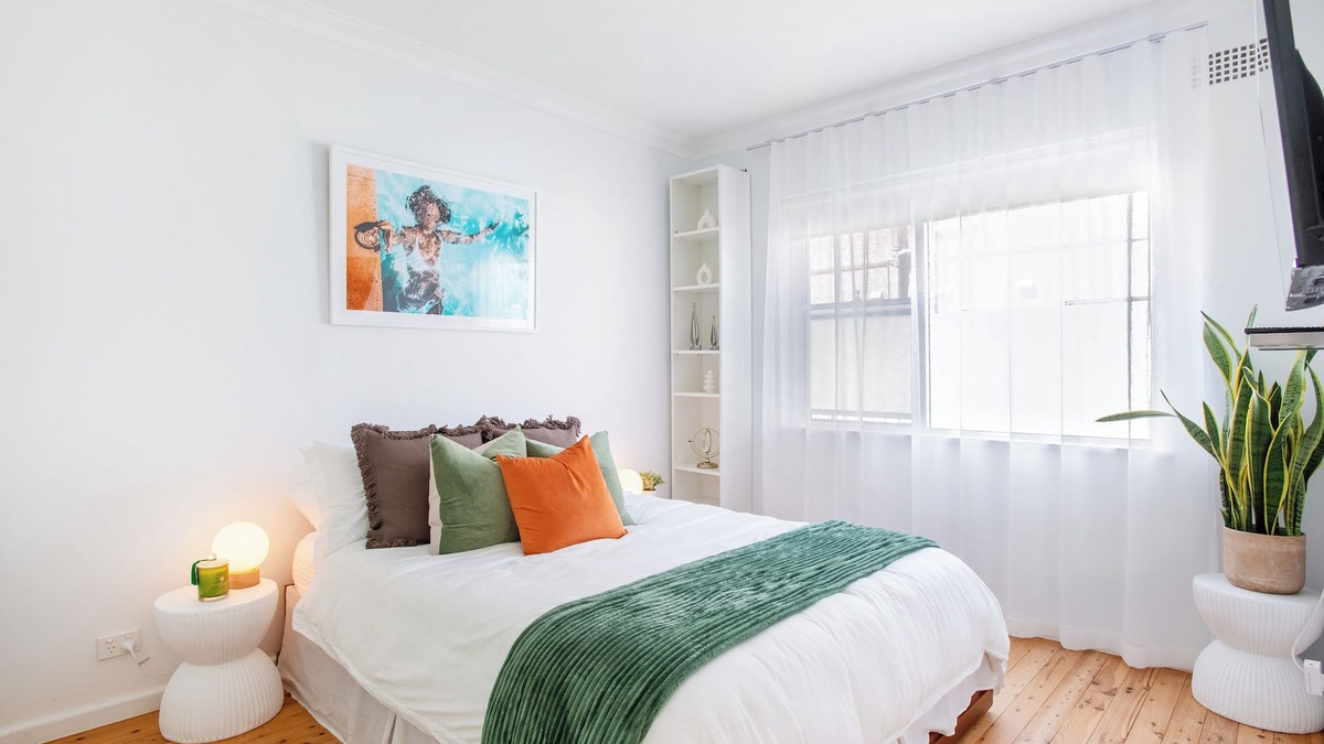 Cronulla Apartment | 2 bedroom unit 300 meters from the beach w/free Parking Foxtel,Netflix/Wifi.