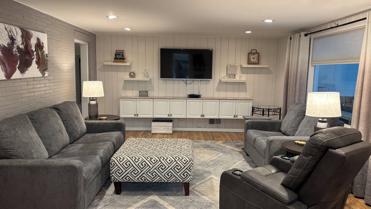 Waveland Park House | 2-bedroom vacation home just 3 minutes drive to Drake University