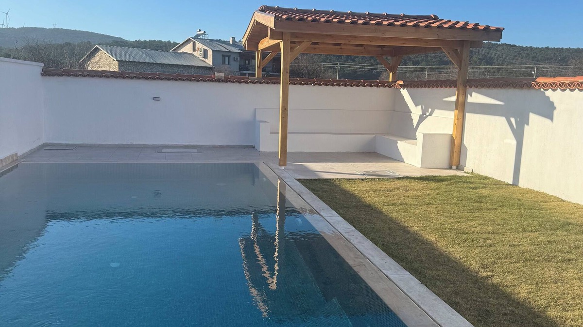 Urla Villa | 2-bedroom villa in charming Uzunkuyu urla with private pool AC, WiFi brand new