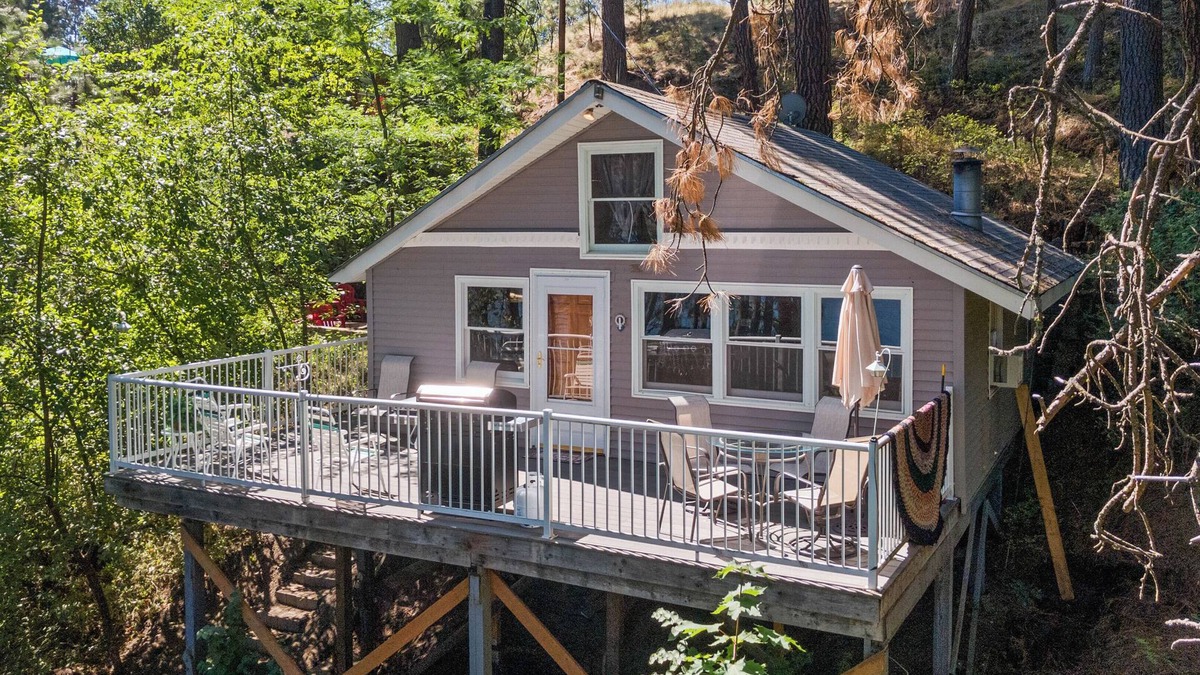 Wellpinit Cabin | 2-Bedroom w/a loft Secluded Cabin on Serene Lake Roosevelt with AC