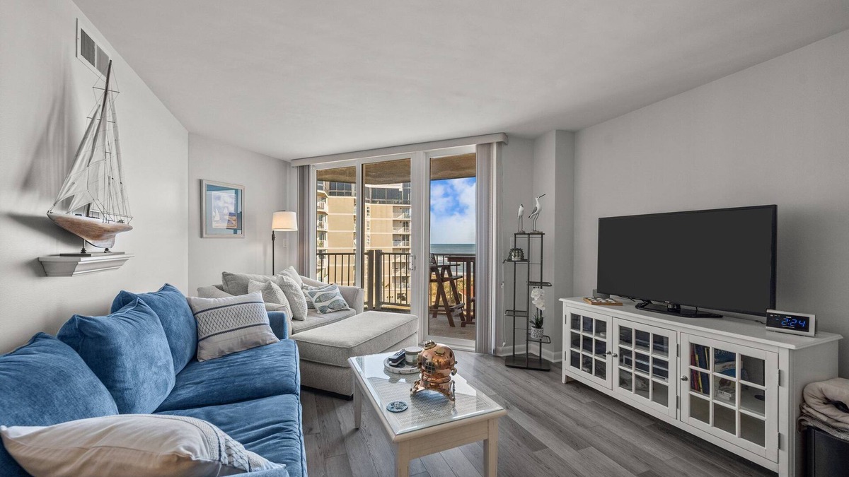 McCutcheon Field Condo | 2 Bedroom w/King Bed. Onsite Pools, Restaurant, Arcade & More!
