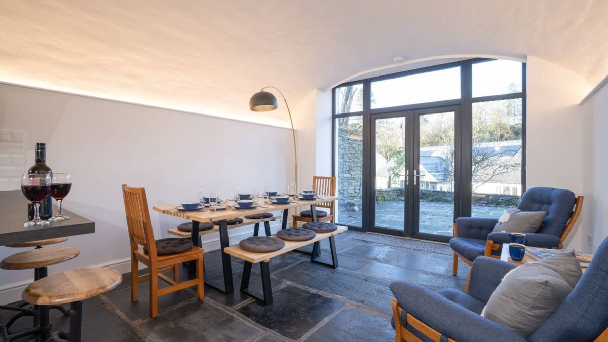 Waterhead House | 2 Bedroom Waterhead Range Cottage by LetMeStay