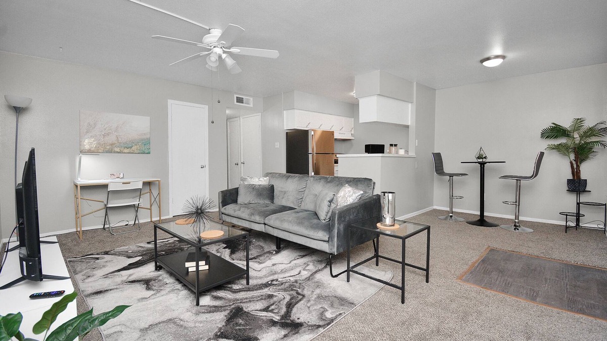 Webster Apartment | 2 bedroom with Pool mins from major hospitals