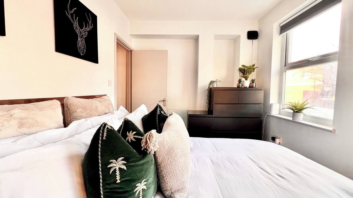 St Luke's Apartment | 2 Bedroom Zone 1 Apartment Central London