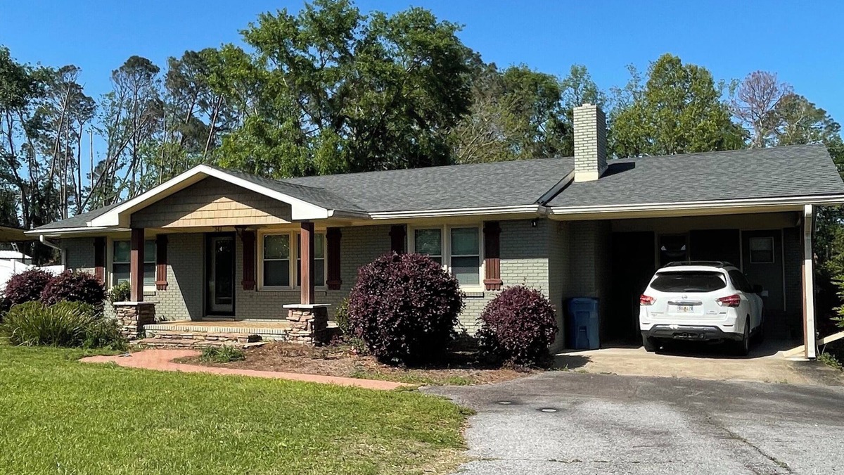Lyons House | 2-bedrooms 1-bath house in Lyons with WiFi, AC, and printer.