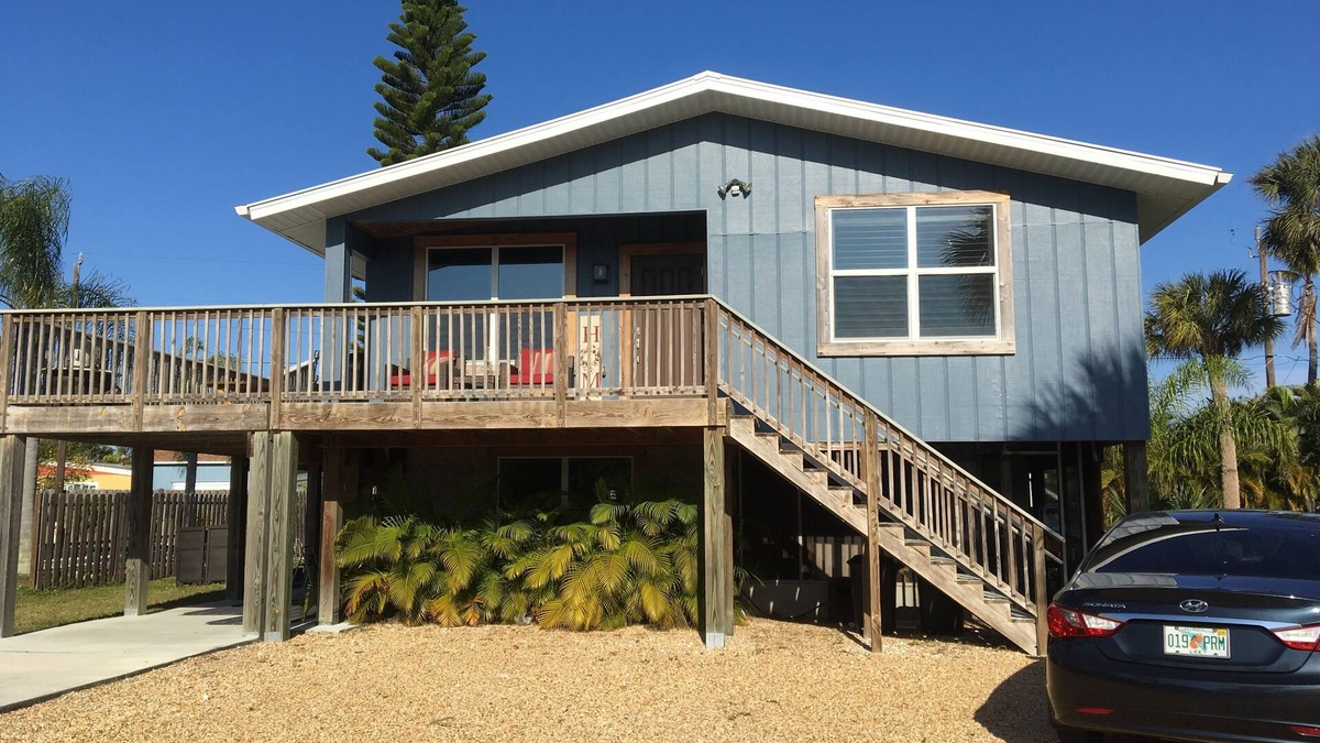 Mid Island Apartment | 2 Bedrooms- 2 Bicycles- 2 Minute WALK to the Beach- 2 miles from Times Square!