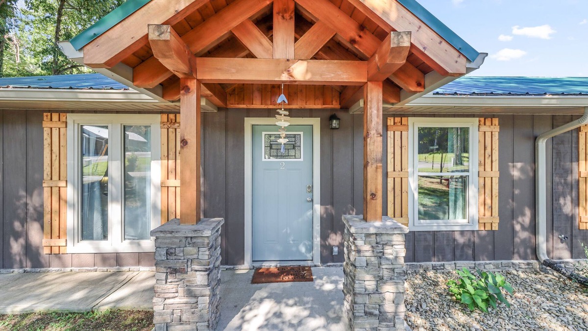 Ten Mile Condo | 2 bedrooms, 2 baths, 1000 sq ft lodge close to the lake.
