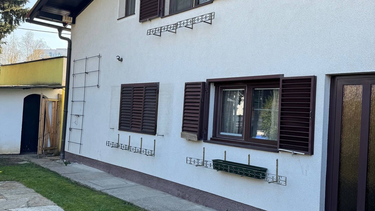 Floridsdorf House | 2 Bedrooms, 2 Baths House with a Living Room & an Upstairs Reception rea