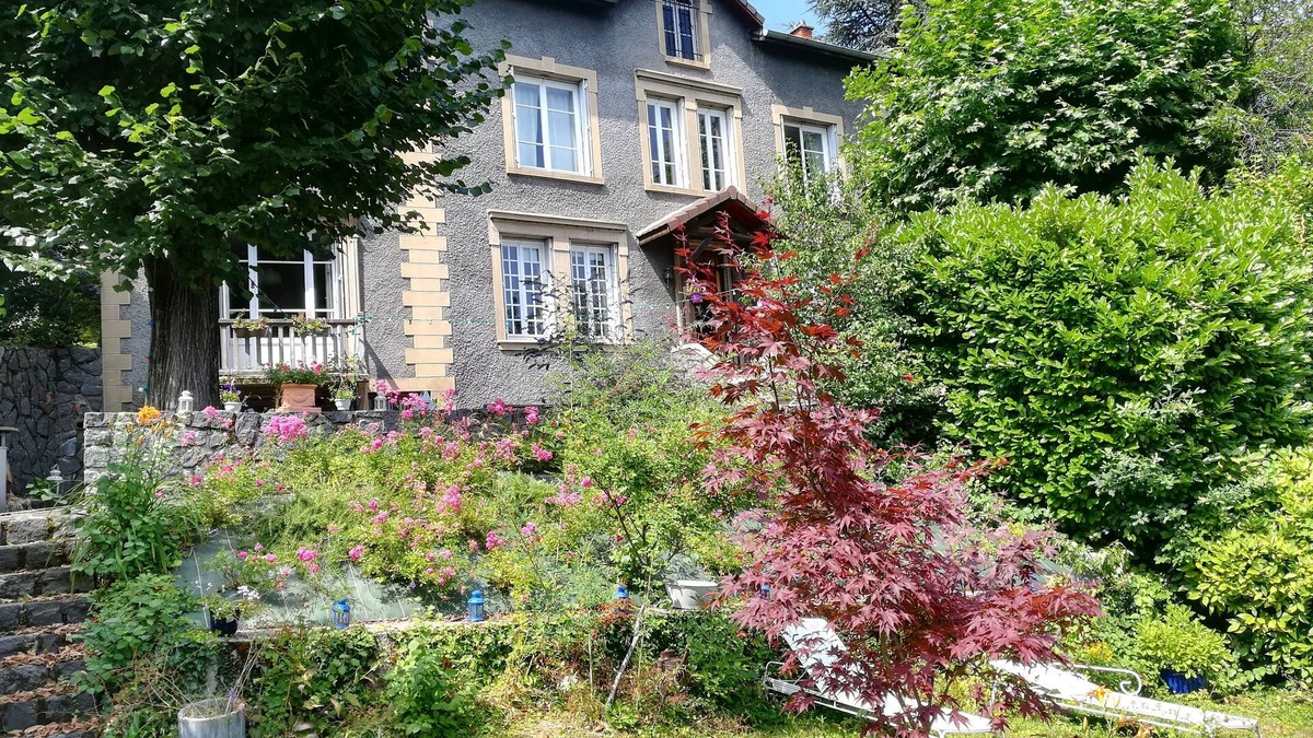 Saint-Etienne House | 2 bedrooms in maison de maitre with gardenOwner living on site