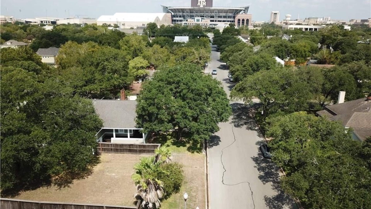 College Park House | 2 bedrooms - LOCATION! View TAMU's Kyle Field from the front porch.