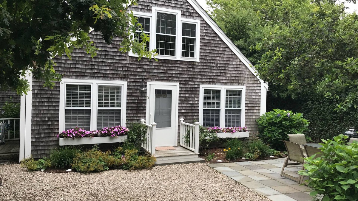 Nantucket Town Cottage | 2 Bedrooms + Loft - sleeps 6 in beds but max 4 adults- 5 Blocks to Town