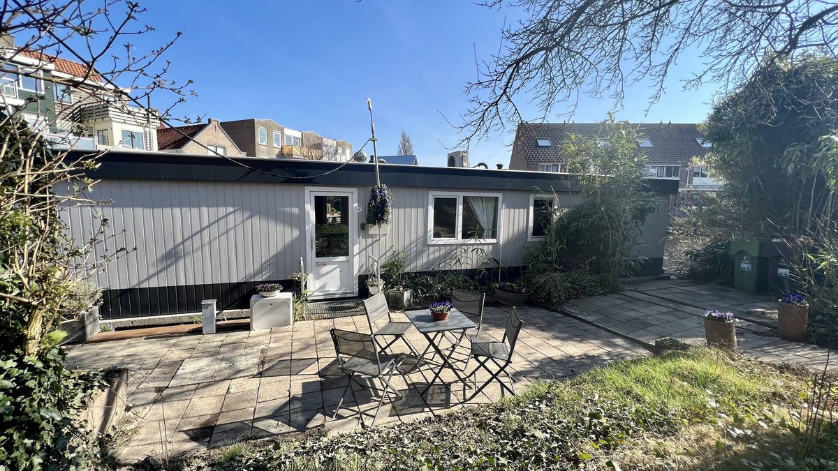 Alkmaar Boat Rental | 2 bedrooms, only 600 meters from the city centre Alkmaar