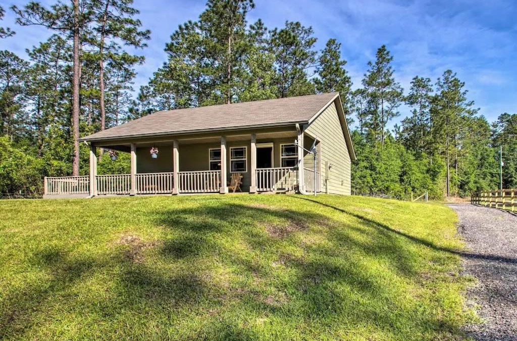 Milton House | 2 Bedrooms, Sleeps 4 with Horse Stalls!
