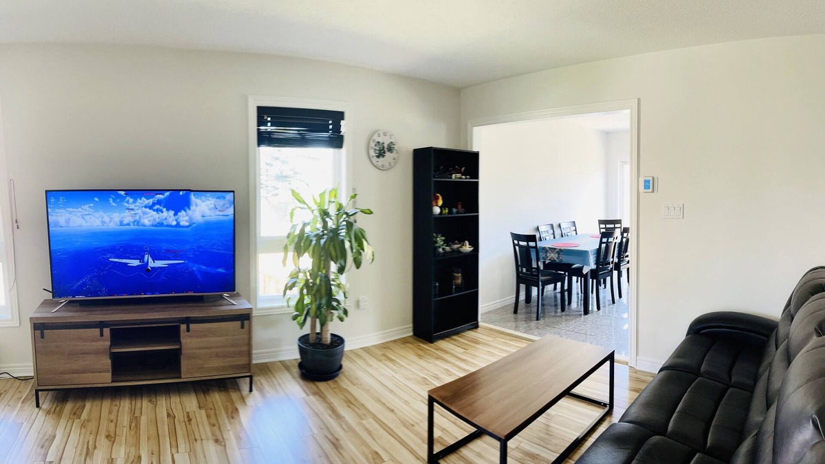 Barrie House | 2 beds 2 baths bungalow near school, grocery and highway 400