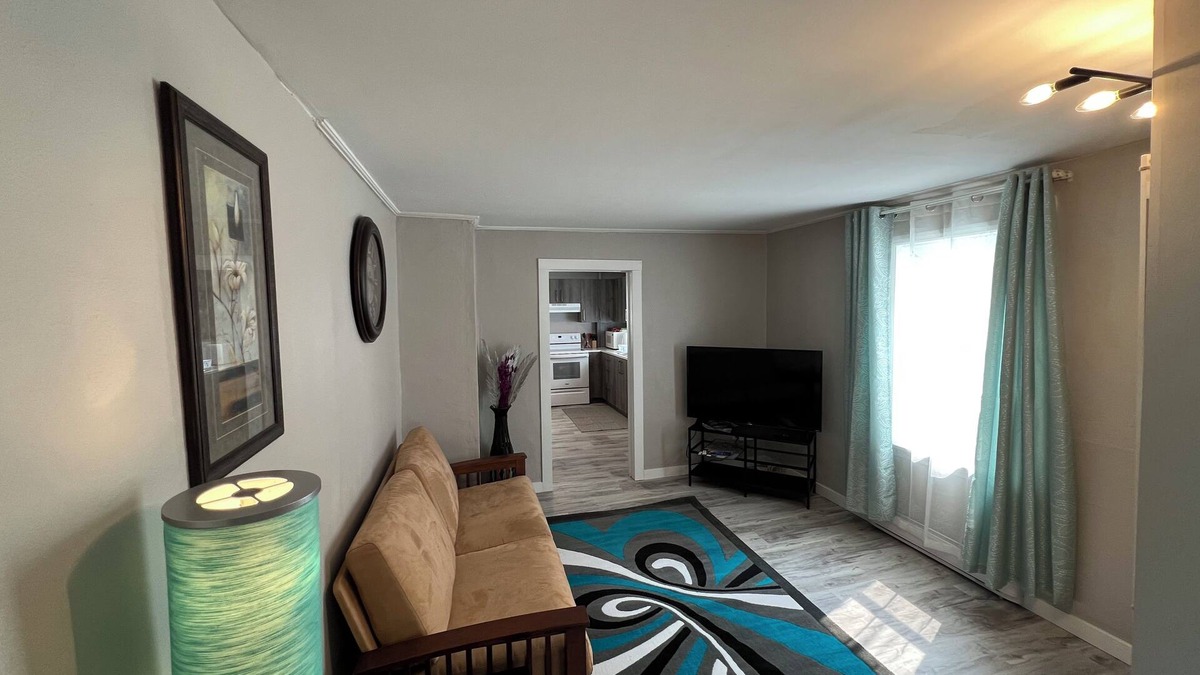 Winnipeg House | 2 beds/3 br with office very specious unit in StB with free parking and wifi.