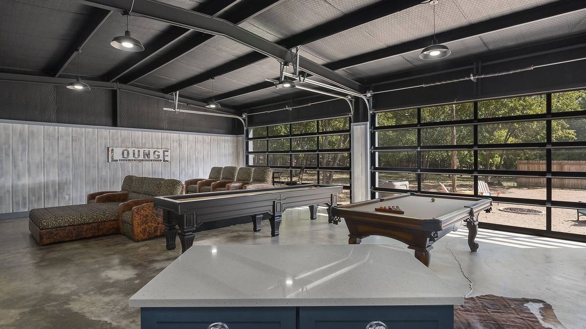 Fredericksburg House | 2 BLKs off main; 4 master BR; Entertainment barn w/AC; fire pit; hot tub