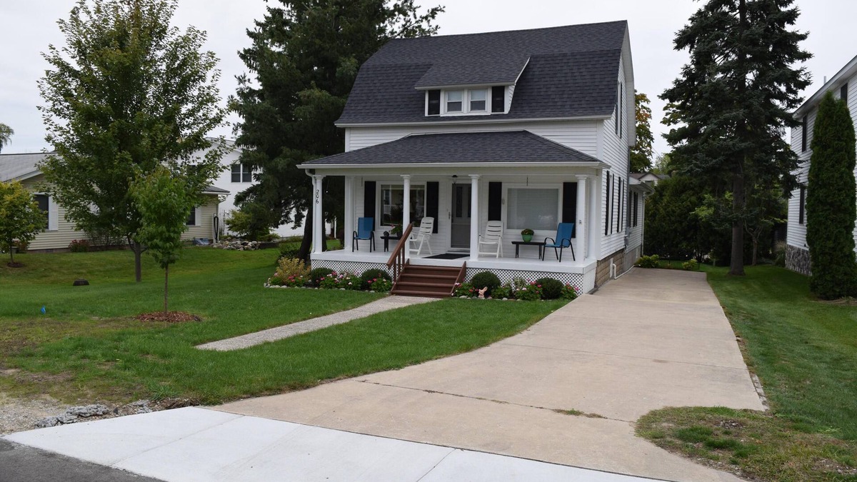 Elk Rapids House | 2 Blocks from Lake Michigan Beach with Kayaks & Bike Included