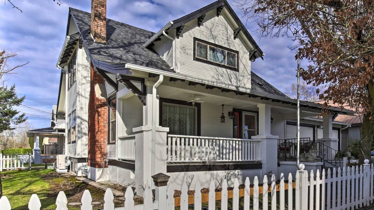 McMinnville House | 2 Blocks to Dining + Tasting Rooms