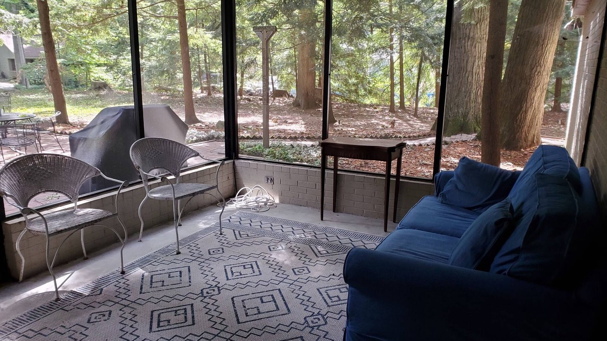 Waukazoo Woods House | 2 blocks to Lake Mac, 2 miles to Lake Michigan and 4 to downtown