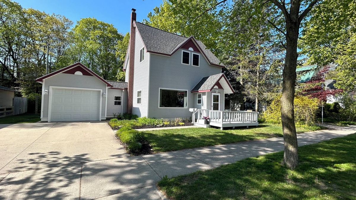 Charlevoix House | 2 blocks to Lake Michigan! Downtown Charlevoix! Fantastic location & Ratings!