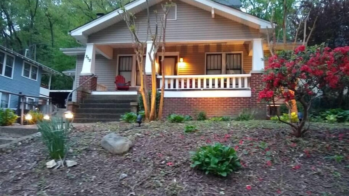 North Chattanooga House | 2 blocks to North Chattanooga revitalized riverfront restaurants and bars.