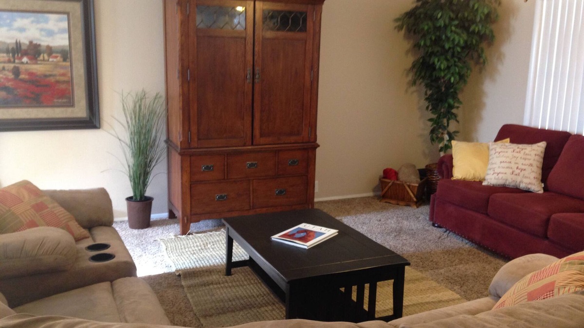 Cedar City House | 2 BlocksTo SUU, Summer Games! AC, BBQ. Sleeps 4 to 15. 2 Family Rooms. Beautiful