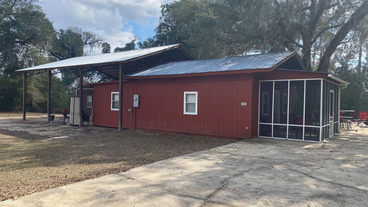Donalsonville Cabin | 2 BR 2 Bath Cabin on private 1.5 acres.Huge cement pad for parking. No clay road