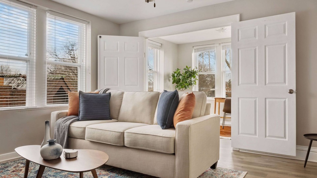 University City Apartment | ★2 BR Apt ★ Mid Term Stay ★ The Loop - WashU - BJC 🏥