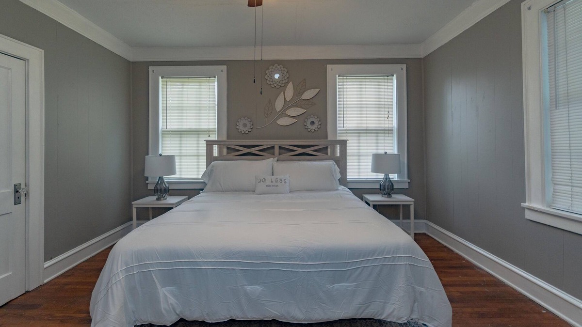 Montgomery House | 2 BR Charming Duplex w/Large Yard + Full Kitchen