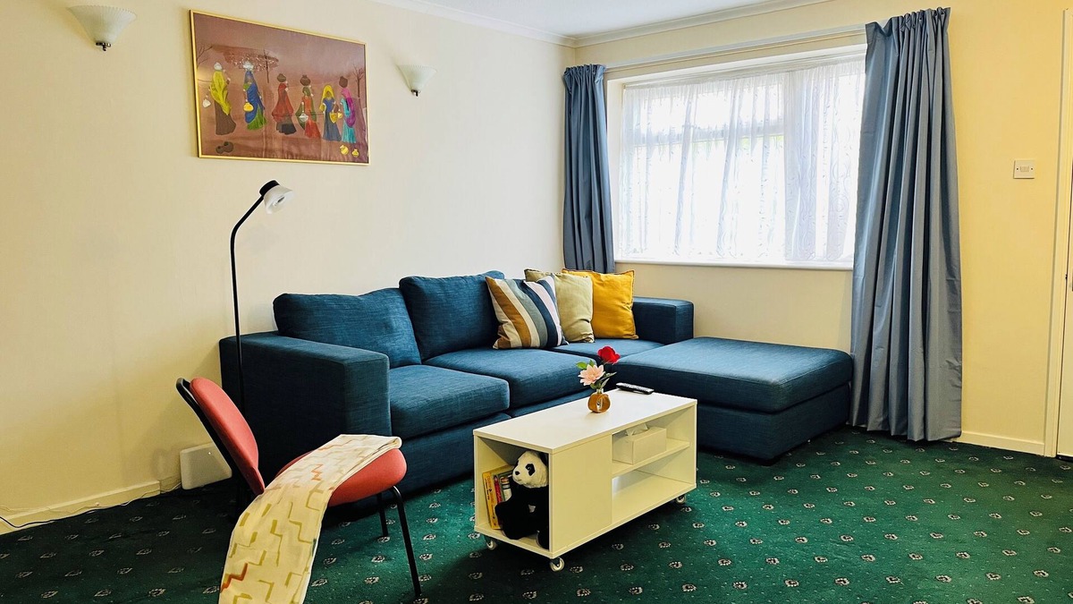 Whittington House | 2 BR Home, garden, free parkng | colindale tube 3-4 mins & centrl london 30 mins