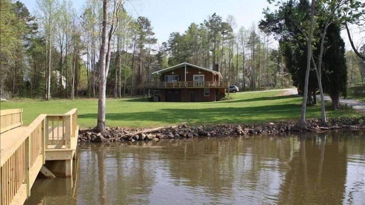 Southmont House | 2 BR House with Lake Frontage, Floating Dock, and Boat Launch