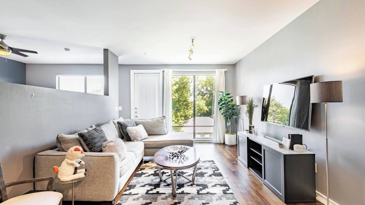 Oak Lawn Condo | 2 BR Oak Lawn Condo WFH Setups Gated Parking