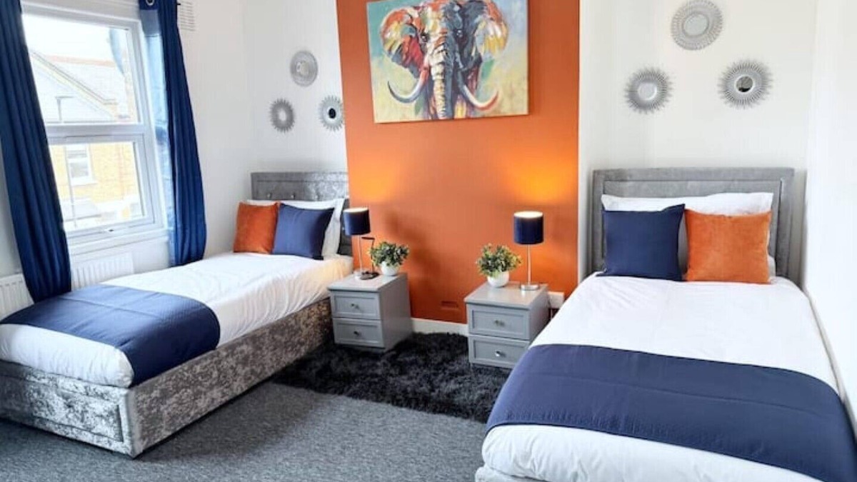 West Norwood House | 2 BR | Parking| Garden| Contractors welcome| Near West Norwood Station| sleeps 5