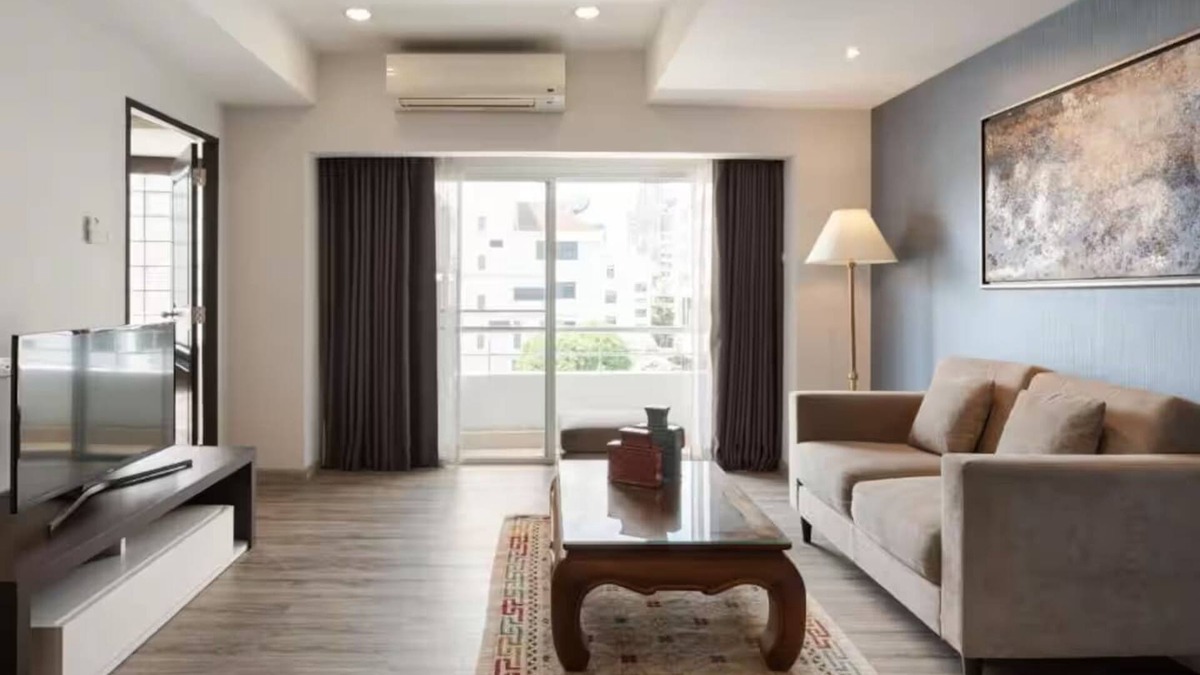 Ploenchit Condo | 2 BR Ruamrudee/service/Monthly