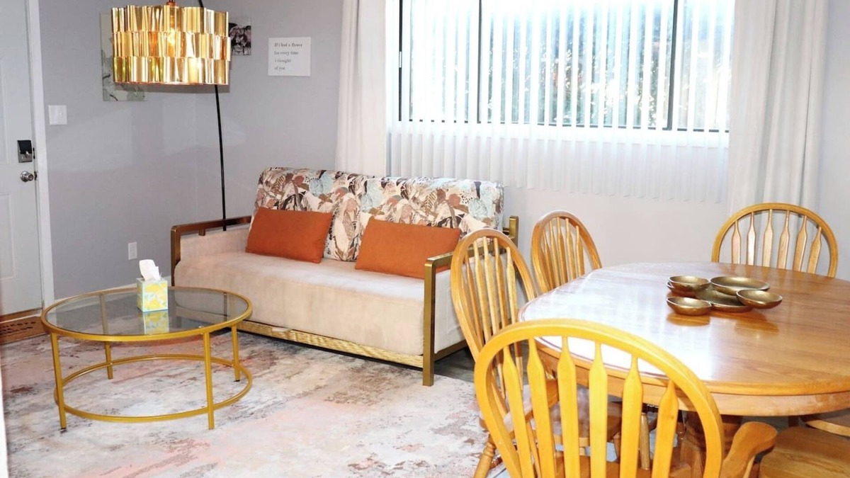 Aurora Apartment | 2 BR Stay MINS to Aurora Premium Outlets