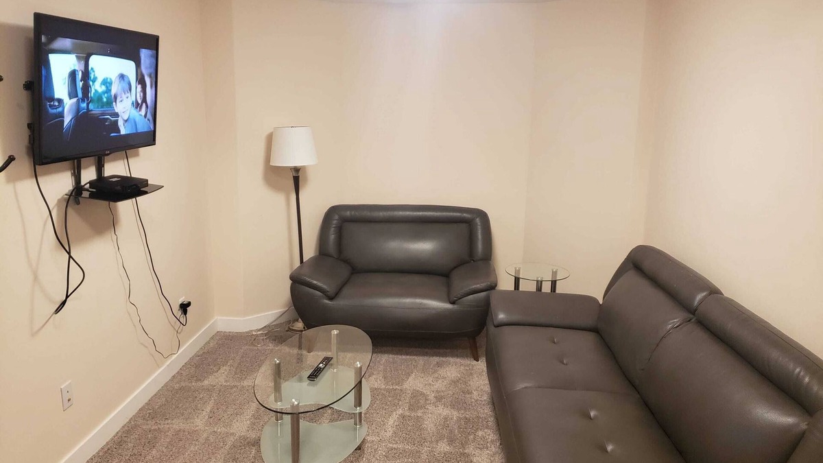 Timberlea House | 2 BR SUITE with Spacious Kitchen and Hi Speed Internet Ideal for Long Stays